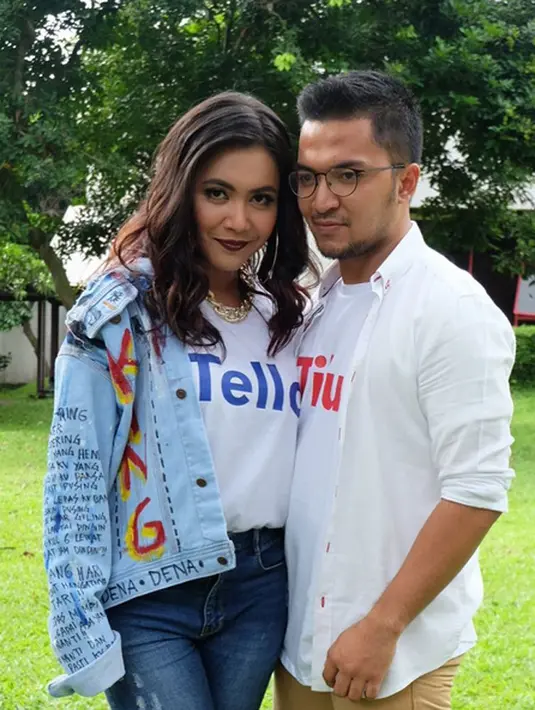 Saat ditemui di kawasan Tendean pada Kamis (8/6) Ihsan membantah adanya kontrak mesra dengan janda satu anak itu. Bahwa selama ini, penyanyi jebolan ajang pencari bakat itu tidak melakukan kontrak mesra dengan Denada. (Instagram/ihsantarore)