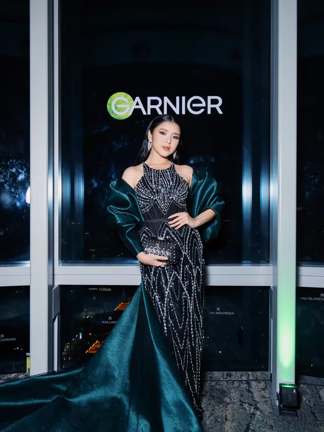 6 Potret Dualitas Gaya Tiara Andini Kenakan Gaun Glamor dan Seragam Sekolah di Garnier Green Academy Singapura