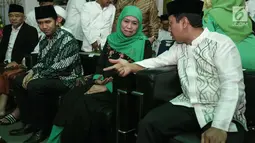Calon Gubernur dan Wagub Jawa Timur, Khofifah Indar Parawansa (tengah) berbincang dengan Ketua Umum DPP PPP Muhammad Romahurmuziy saat acara tasyakuran harlah ke-45 PPP di Kantor DPP PPP, Jakarta, Jumat (5/1). (Liputan6.com/Faizal Fanani)