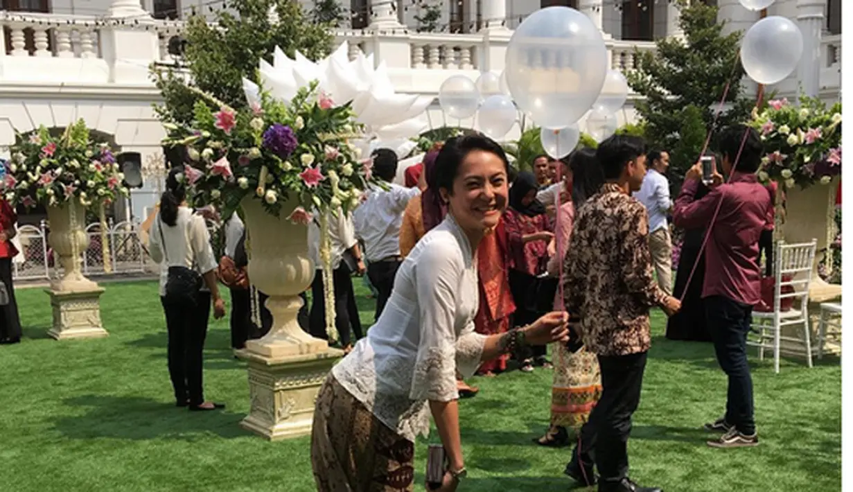 "Mengawinkan kebaya, kain, dengan converse di kawinannya @juniorliem & @putrititian" tulis popsovia, sahabat Putri Titian yang hadir dalam acara itu. (dok.Instagram/popsovia)