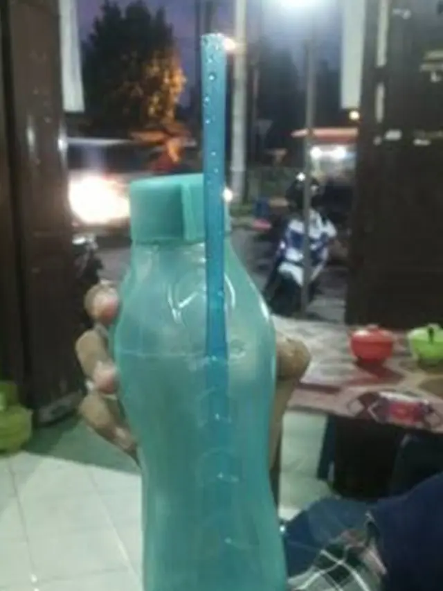 6 Cara Minum Ini Anti-mainstream Banget, Bikin Heran