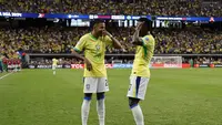 Pemain Brasil Vinicius Junior melakukan selebrasi bersama rekan setimnya Savinho setelah mencetak gol ketiga Selecao dalam pertandingan Grup D Copa America 2024 melawan Paraguay di Allegiant Stadium, Las Vegas, pada Sabtu (29/6/2024) pagi WIB.&nbsp;(Kevork Djansezian/Getty Images/AFP)