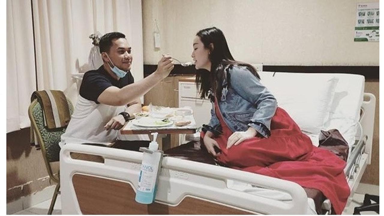Setia Menemani di Rumah Sakit, Ini 6 Momen Manis Zaskia Gotik dan Sirajuddin