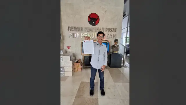 YLBH Garuda Kencana Indonesia Cabang Tegal Agus Wijonarko menyerahkan bukti-bukti dugaan pelanggaran dalam proses pemilihan legislatif DPR RI ke DPP PDI Perjuangan (PDIP).