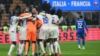 Pemain Prancis merayakan kemenangan mereka di akhir pertandingan Grup A2 Nations League antara Italia dan Prancis di Stadion San Siro di Milan, Senin dini hari WIB (18/11/2024). (Alberto PIZZOLI/AFP)