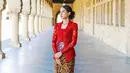 Di momen kelulusan S2 dari Stanford University, wanita kelahiran 19 Desember 1994 ini pun tampil menawan dengan kebaya merah. Senyum bahagia begitu terpancar dari wajah Maudy Ayunda. (Liputan6.com/IG/@maudyayunda)