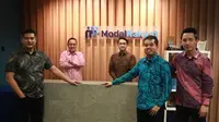 Foto dari kiri ke kanan:  Christian Hanggra (CTO), Hendoko Kwik (CEO Modal Rakyat), Wafa Taftazani (Komisaris Utama Modal Rakyat), Stanislaus MC Tandelilin (Komisaris Modal Rakyat), dan Hendra (Komisaris Modal Rakyat).  (Ist.)