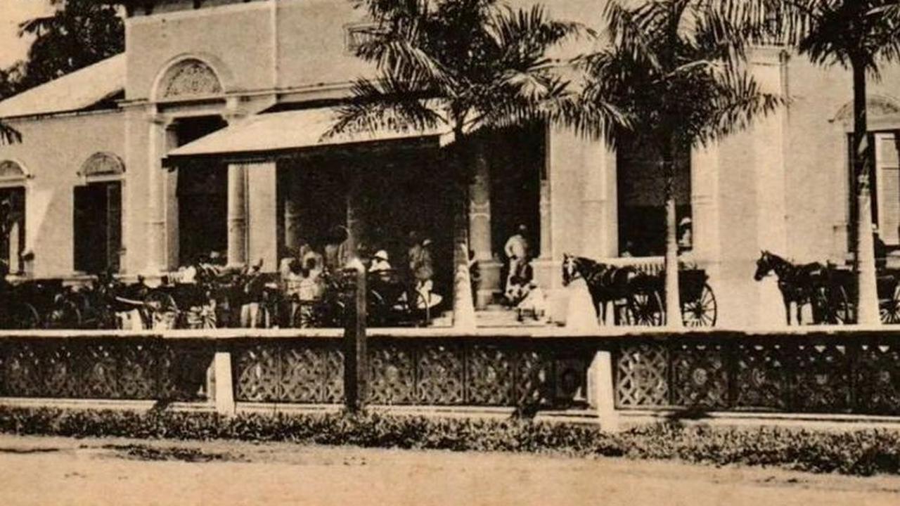 Penampakan Bukit Barisan sekitar tahun 1910. Terlihat terdapat sebuah bangunan cukup mewah tempo dulu yang kemungkinan milik orang Belanda.<br>