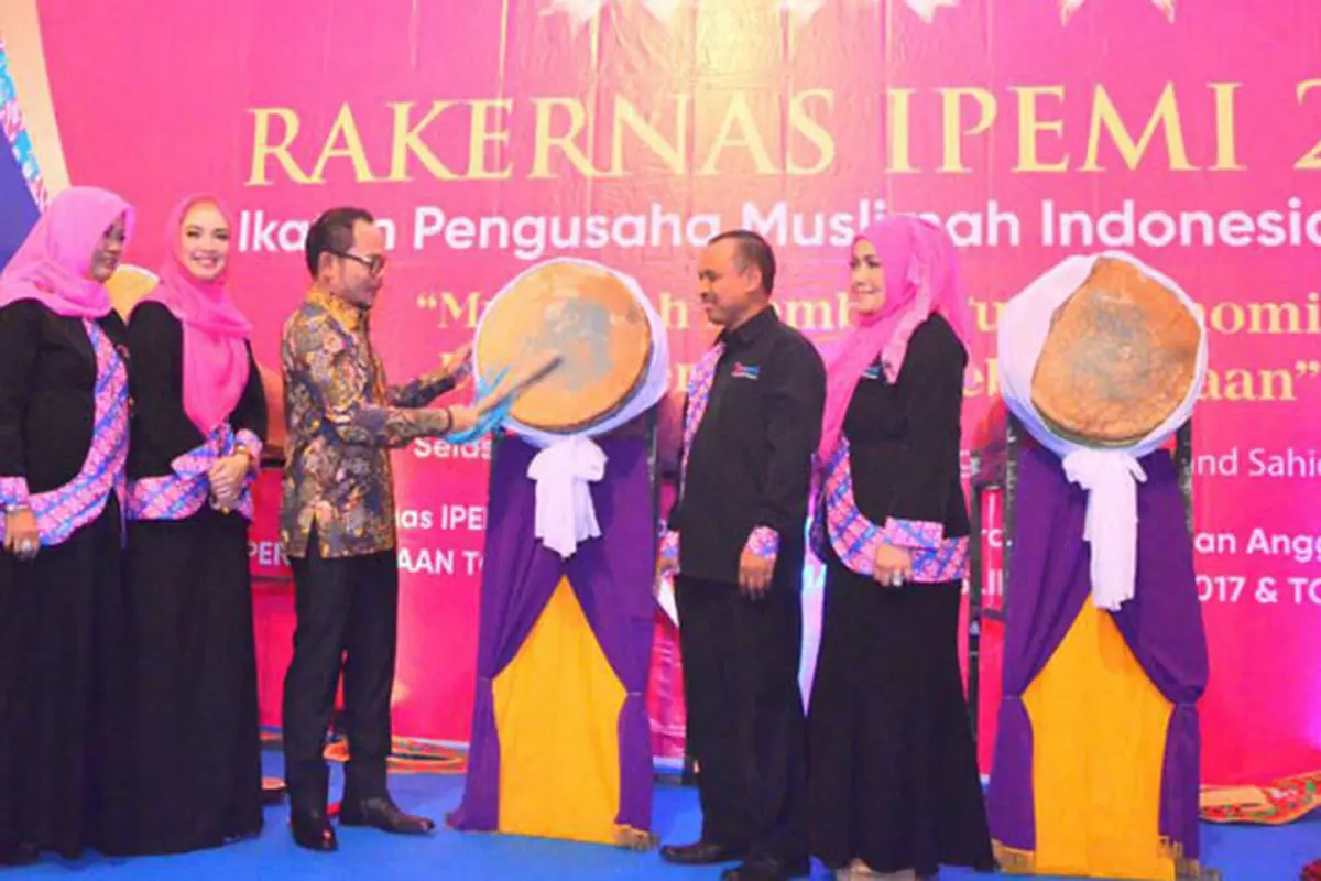 Menteri Hanif Luncurkan Gerakan Nasional Muslimah Membangun