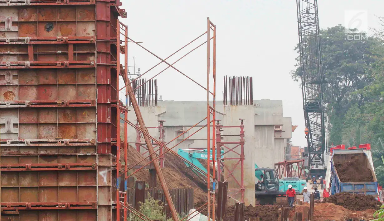 Kondisi konstruksi bangunan double-double track (DDT) Manggarai-Cikarang yang masih dalam tahap penyelesaian di kawasan Manggarai, Jakarta, Sabtu (15/7). Proyek ini ditargetkan akan rampung pada tahun 2019 mendatang. (Liputan6.com/Angga Yuniar)