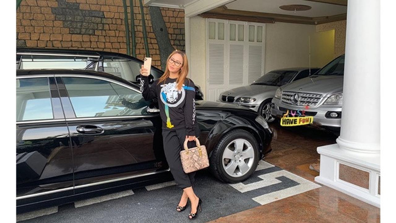 Gemar Koleksi Mobil Mewah, Ini 7 Potret Inul Bareng Kendaraannya