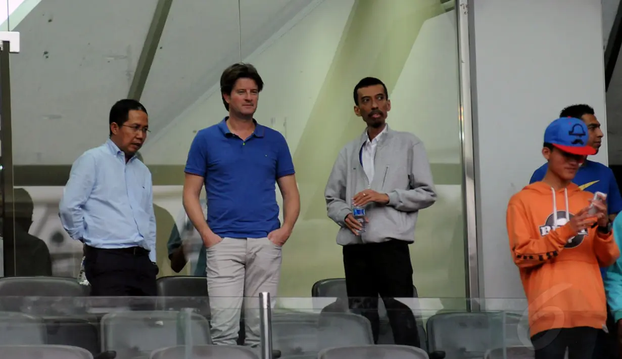 Direktur Teknik PSSI, Pieter Huistra (tengah) bersama Sekjen PSSI, Joko Driyono (kiri) menyaksikan langsung laga timnas U-19 Indonesia vs timnas U-19 Singapura di Stadion GBK Jakarta, (8/12/2014). (Liputan6.com/Helmi Fithriansyah)