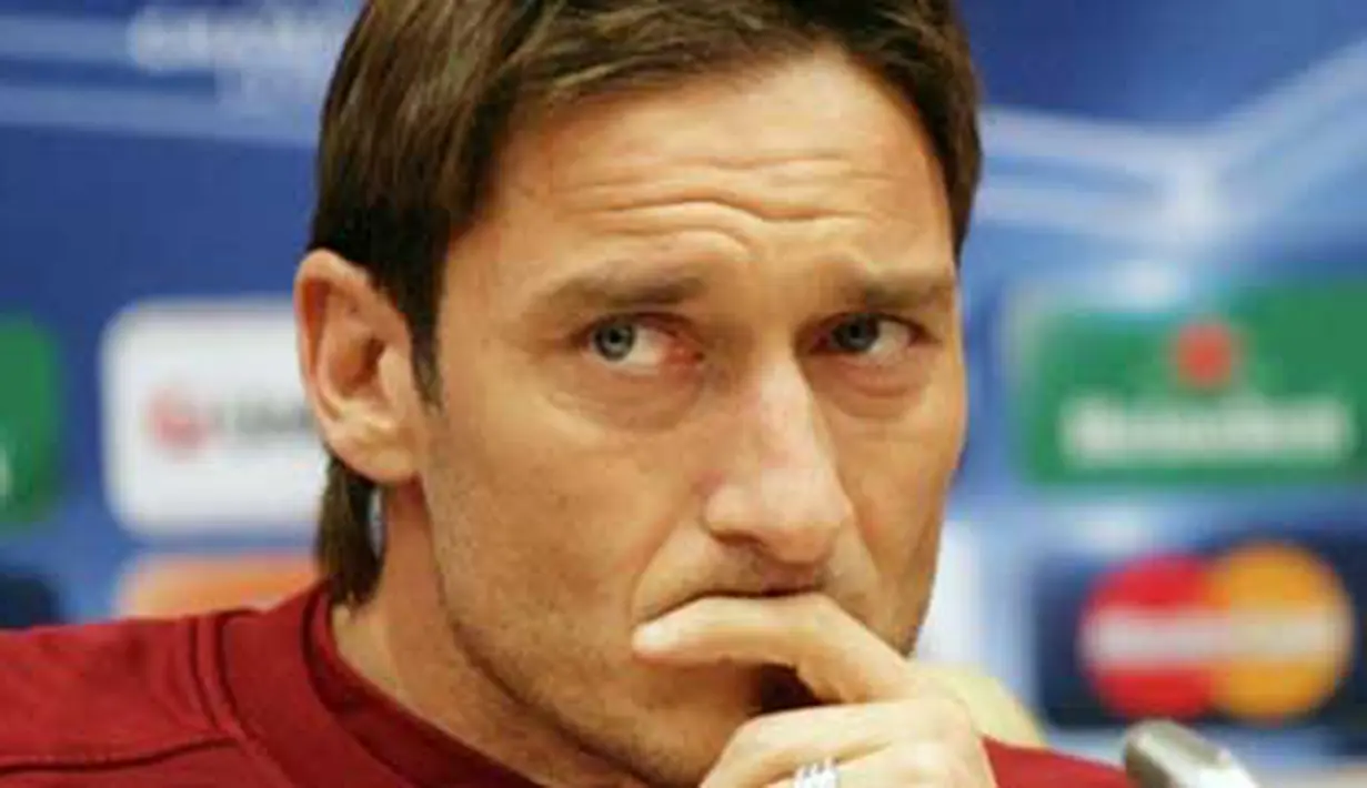 Kapten AS Roma Francesco Totti di sesi konferensi pers pada 7 Maret 2011 jelang laga leg kedua baabk 16 besar Liga Champions melawan Shakhtar Donetsk. AFP PHOTO / ALEXANDER KHUDOTEPLY 