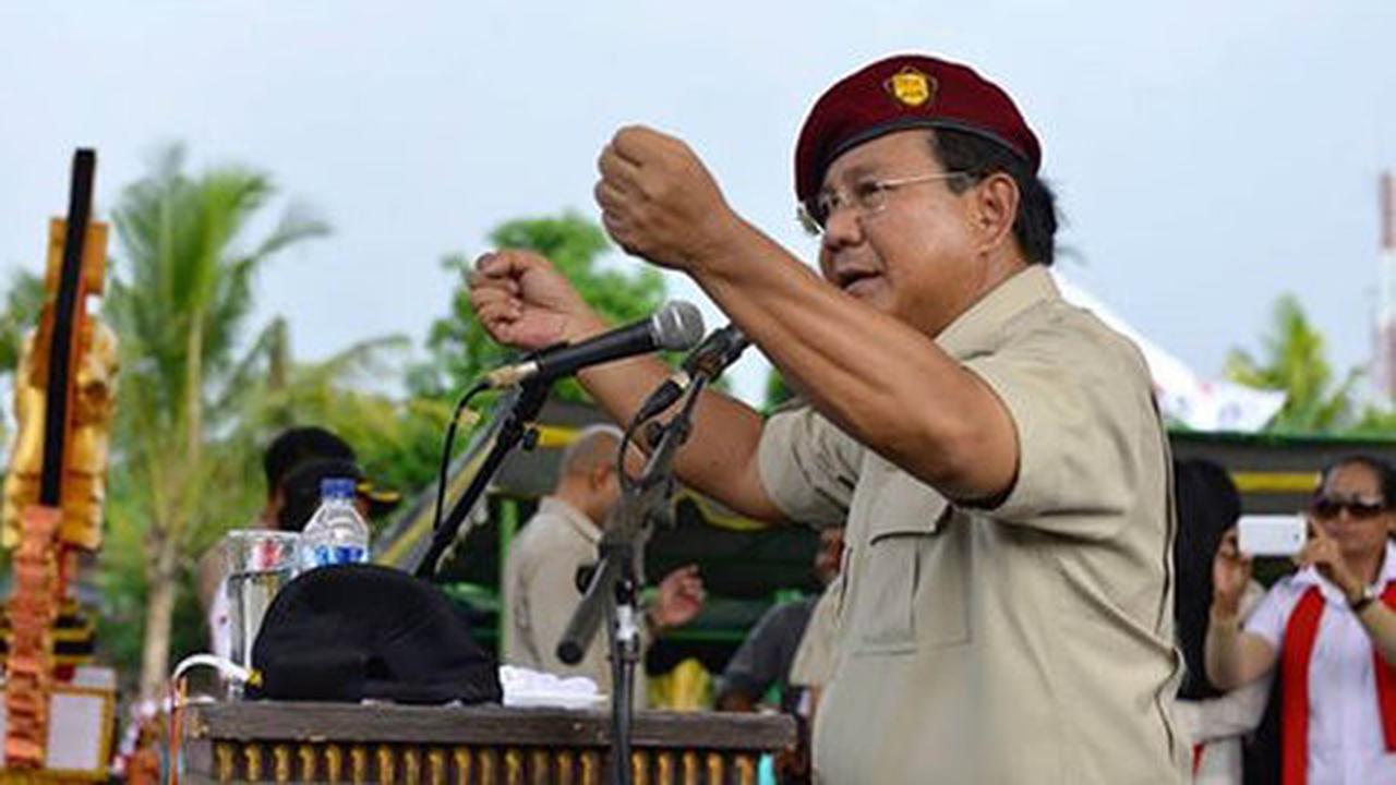 Bikin upacara 'tandingan',Prabowo naik kuda inspeksi peserta upacara
