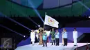 Gubernur Papua Lukas Enembe mengibarkan bendera PON sebagai penanda penyerahan estafet tuan rumah pada pesta penutupan PON XIX 2016 di Stadion Gelora Bandung Lautan Api, Kamis (29/9). (Liputan6.com/Helmi Fithriansyah)