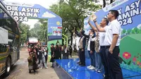 Direktur SDM Pertamina Erry M. Sugiharto bersama dengan Corporate Secretary Pertamina Brahmantya S. Poerwadi melepas secara simbolis flag off keberangkatan bus mudik pada acara “Mudik Asyik Pertamina 2024” yang diselenggarakan di Gelora Bung Karno, Jakarta, Rabu (3/4).