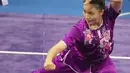 Atlet Wushu Indonesia, Ivana Ardelia saat beraksi, pada Kejuaraan Dunia Wushu 2015 di Istora Senayan, Jakarta, Minggu(15/11/2015). (Bola.com/Nicklas Hanoatubun)
