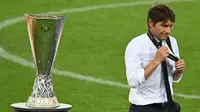 Pelatih Inter Milan, Antonio Conte, melewati trofi Liga Europa usai pertandingan final Liga Europa 2019/2020 di Stadion RheinEenergie, Sabtu (22/8/2020) dini hari WIB. Inter Milan kalah 2-3 atas Sevilla. (AFP/ Ina Fassbender/pool)