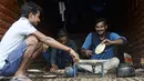 Para sopir membuat roti canai di sebuah truk yang diparkir di sebuah terminal di Chennai (19/9/2019). Semua asosiasi besar yang menjalankan truk, bus, mobil, tempo, taksi di Delhi dan Noida telah bergabung dalam protes satu hari ini. (AFP Photo/Arun Sankar)