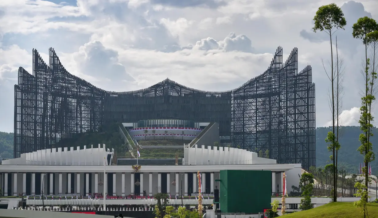 Pemerintah memutuskan menggelar upacara peringatan Hari Kemerdekaan ke-80 Republik Indonesia pada 17 Agustus 2025 di Jakarta bukan di Ibu Kota Nusantara (IKN), Sepaku, Penajam Paser Utara, Kalimantan Timur. Tampak dalam foto, pemandangan umum yang menunjukkan Istana Kepresidenan di Ibu Kota Nusantara, di Sepaku, Penajam Paser Utara, Kalimantan Timur, pada 17 Agustus 2024, selama perayaan yang menandai Hari Kemerdekaan Indonesia ke-79. (BAY ISMOYO/AFP)