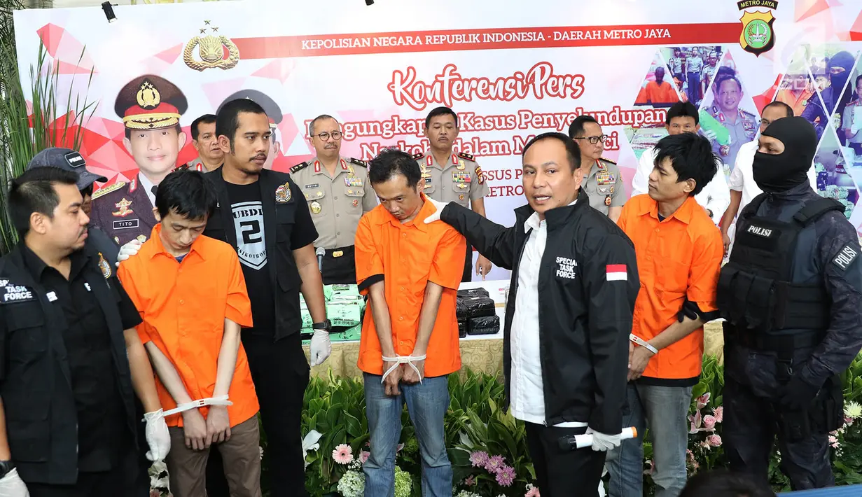 Petugas kepolisian menunjukkan para pelaku kasus penyelundupan narkoba asal Malaysia di Polda Metro Jaya, Jakarta, Senin (12/2). Tim Satgassus Polri dan Polda Metro Jaya berhasil menangkap empat tersangka. (Liputan6.com/Immanuel Antonius)