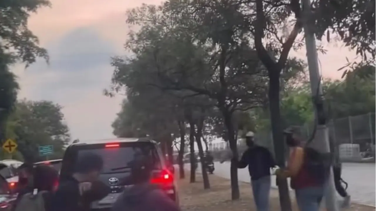 Video sekelompok pelajar membawa senjata tajam di kawasan PIK, Penjaringan, viral di media sosial.