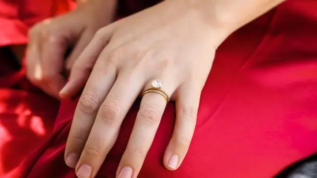 Ilustrasi Model Cincin untuk Jari Pendek (Credit: Giorgio Trovato/Unsplash)