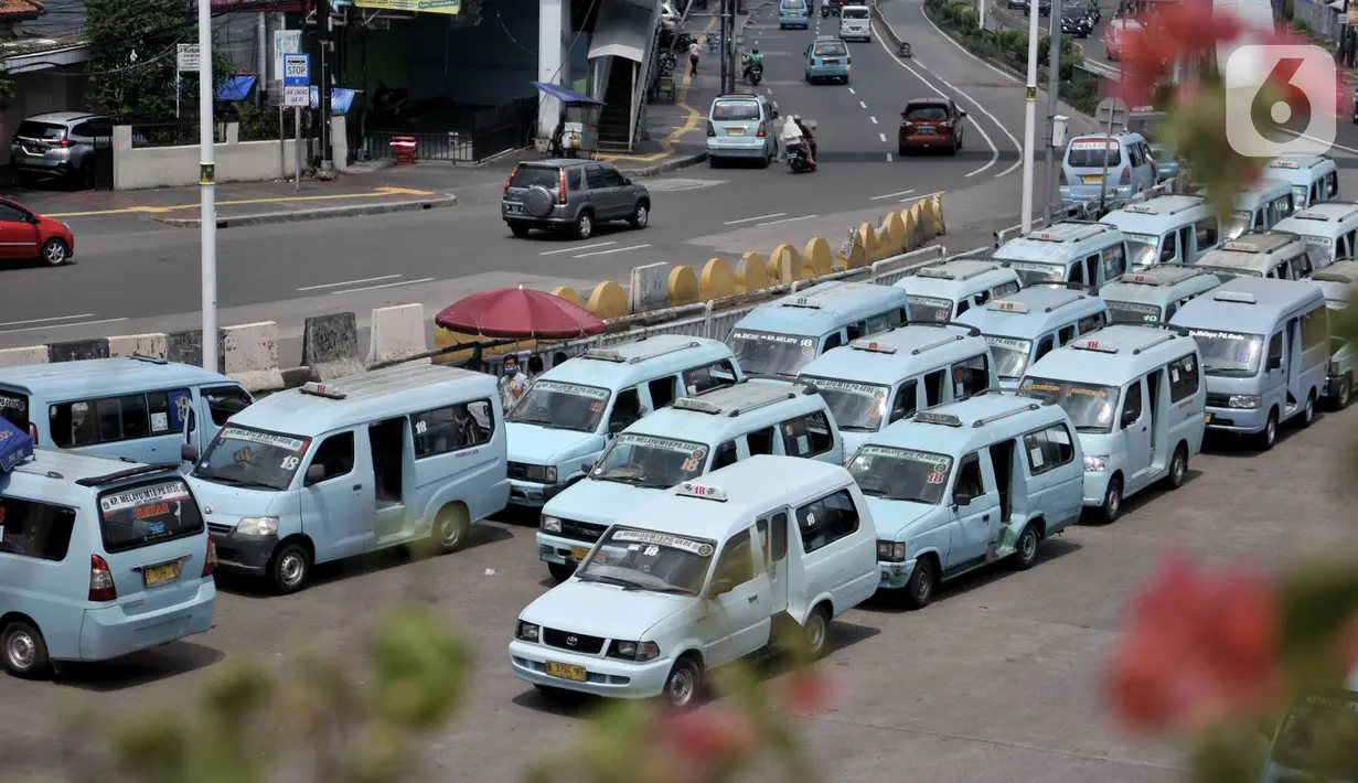 Sejumlah angkutan umum terparkir saat menunggu penumpang di Terminal Kampung Melayu, Jakarta, Selasa (21/4/2020). Ketua DPP Organda DKI Jakarta Shafruhan Sinungan menyatakan hanya 10 persen dari 85.900 kendaraan yang masih beroperasi selama pandemi Covid-19. (merdeka.com/Iqbal S. Nugroho)