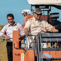 Foto yang diambil dan dirilis pada tanggal 3 November 2024 oleh Istana Kepresidenan Indonesia ini menunjukkan Presiden Indonesia Prabowo Subianto (tengah) sedang mengoperasikan mesin pemanen modern atau combine harvester di sebuah ladang yang digarap sebagai bagian dari skema nasional untuk mencapai swasembada pangan, dalam kunjungannya ke desa Telaga Sari, Merauke, Provinsi Papua Selatan. (Foto: Handout/ISTANA KEPRESIDENAN RI/AFP)