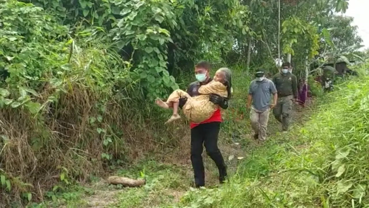 Gubernur Kaltara Zainal Arifin Paliwang menggendong Nenek Zahra. Foto Istimewa