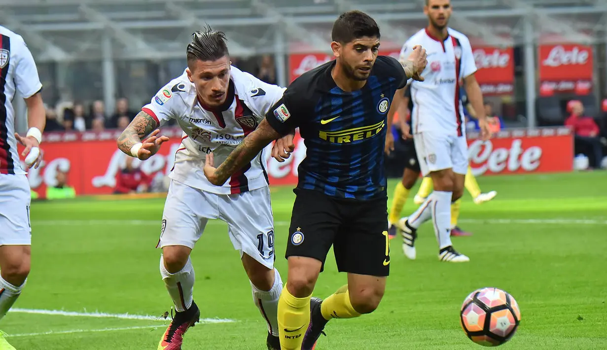 Gelandang Inter Milan, Ever Banega, berusaha melewati bek Cagliari, Fabio Pisacane, pada laga Serie A di Stadion San Siro, Milan, Minggu (16/20/2016). Inter Milan kalah 1-2 dari Cagliari. (AFP/Giuseppe Cacace)