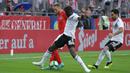 Striker Austria, Marko Arnautovic, berusaha melewati bek Jerman, Antonio Rudiger, pada laga persahabatan di Stadion Woerthersee, Klagenfurt, Sabtu (2/6/2018). Austria menang 2-1 atas Jerman. (Bola.com/Reza Khomaini)
