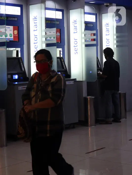 Nasabah usai melakukan transaksi di gerai ATM, Tangerang, Banten, Kamis (4/11/2021). Bank Indonesia (BI) akan segera meluncurkan sistem pembayaran cepat BI-Fast Payment pada Desember 2021. (Liputan6.com/Angga Yuniar)