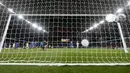 Pemain Inggris, Harry Kane mencetak gol ke gawang Finlandia saat laga UEFA Nations League 2024 di Satdion Wembley, London, Rabu (11/09/2024) WIB. (AP Photo/Frank Augstein)