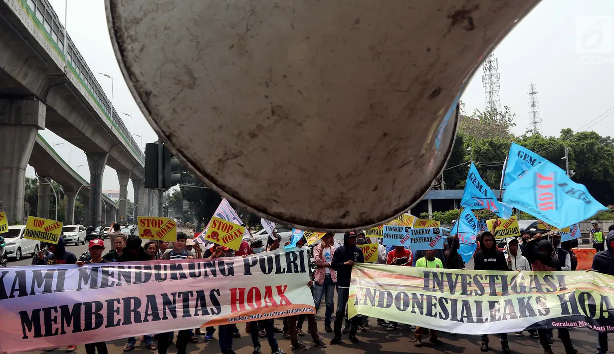 Massa GEMA HOAX melakukan demontrasi di Depan Mabes Polri, Jakarta, Rabu (17/10). Dalam aksinya mereka menuntut dan mendesak Kapolri mengusut tuntas pelaku penyebar hoax investigasi Indonesialeaks dan Stop Hoax. (Liputan6.com/Johan Tallo)