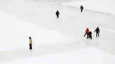 Orang-orang menyusuri Rideau Canal Skateway pada hari pembukaannya di tengah pandemi COVID-19 di Ottawa, Ontario, Kamis (28/1/2021). Kanal Rideau adalah Situs Warisan Dunia UNESCO. (Justin Tang/The Canadian Press via AP)