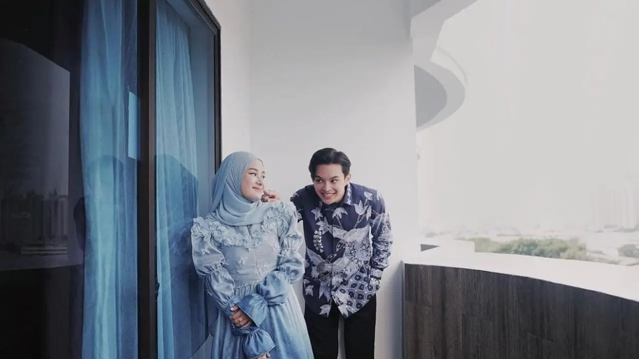 Inspirasi Outfit Kondangan Ala Dinda Hauw dan Rey Mbayang