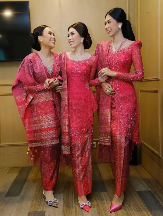 Kita bisa melihat ragam model kebaya pilihan ketiga kakak ipar Jessica Mila. Mulai dari model wrap asimetris, model bahu tinggi, sampai model klasik yang semua terlihat etnik modern. [Foto: Instagram @riawirtjes]