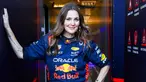 Aktris Amerika Serikat, Drew Barrymore saat berkunjung ke paddock tim Red Bull Racing menjelang Formula 1 GP Amerika Serikat 2023 di Circuit of The Americas, Austin, Texas, Kamis (19/10/2023) waktu setempat. (AFP/Mark Thompson)