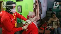 Petugas medis menyuntikan vaksin Covid-19 kepada warga saat vaksinasi Covid-19 secara door to door di kawasan Bogor, Jawa Barat, Rabu (14/7/2021). Metode vaksinasi yang digunakan BIN mengadopsi metode vaksinasi door to door yang digunakan beberapa negara. (Liputan6.com/Faizal Fanani)