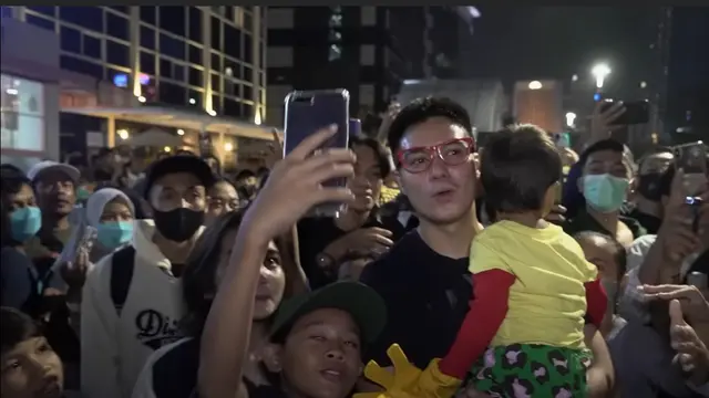 Baim Wong saat diserbu massa begitu pertama kali berkunjung ke Sudirman bersama Kiano untuk menemui pentolan Citayam Fashion Week. (Foto: YouTube/Baim Paula)