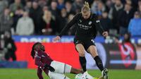 Pemain West Ham United, Aaron Wan-Bissaka (bawah), melakukan tekel terhadap pemain Manchester City, Erling Haaland dalam pertandingan Liga Inggris di London, Minggu (15/3/2026). (AP Photo/Dave Shopland)