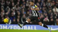 Striker Newcastle United, Callum Wilson melepaskan tendangan yang berbuah gol ke gawang Chelsea pada laga perempatfinal Carabao Cup 2023/2024 di Stamford Bridge, London, Rabu (20/12/2023) dini hari WIB. (AP Photo/Kirsty Wigglesworth)