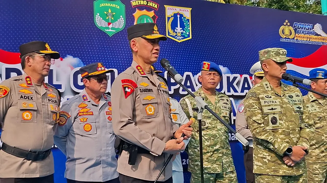 Kapolda Metro Jaya Irjen Dadang Hartanto pimpin apel operasi patuh jaya 2026 di mapolda metro jaya, senin (26/10/2026). (liputan6.com/ zahraa devana).