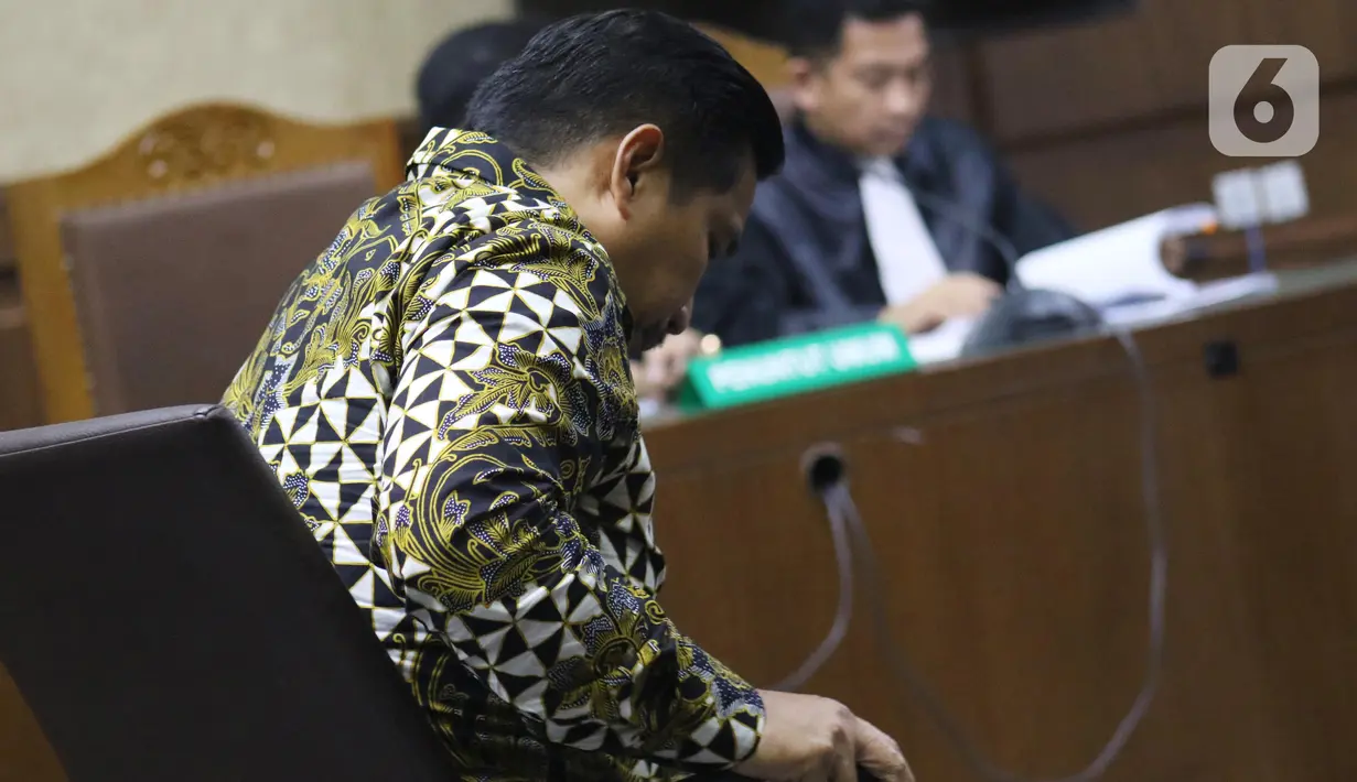 Terdakwa penerima gratifikasi terkait kerjasama jasa pelayaran, Bowo Sidik Pangarso saat menjalani sidang pembacaan putusan di Pengadilan Tipikor Jakarta, Rabu (4/12/2019). Bowo divonis 5 tahun penjara dan denda Rp 250 juta subsider 4 bulan kurungan. (Liputan6.com/Helmi Fithriansyah)