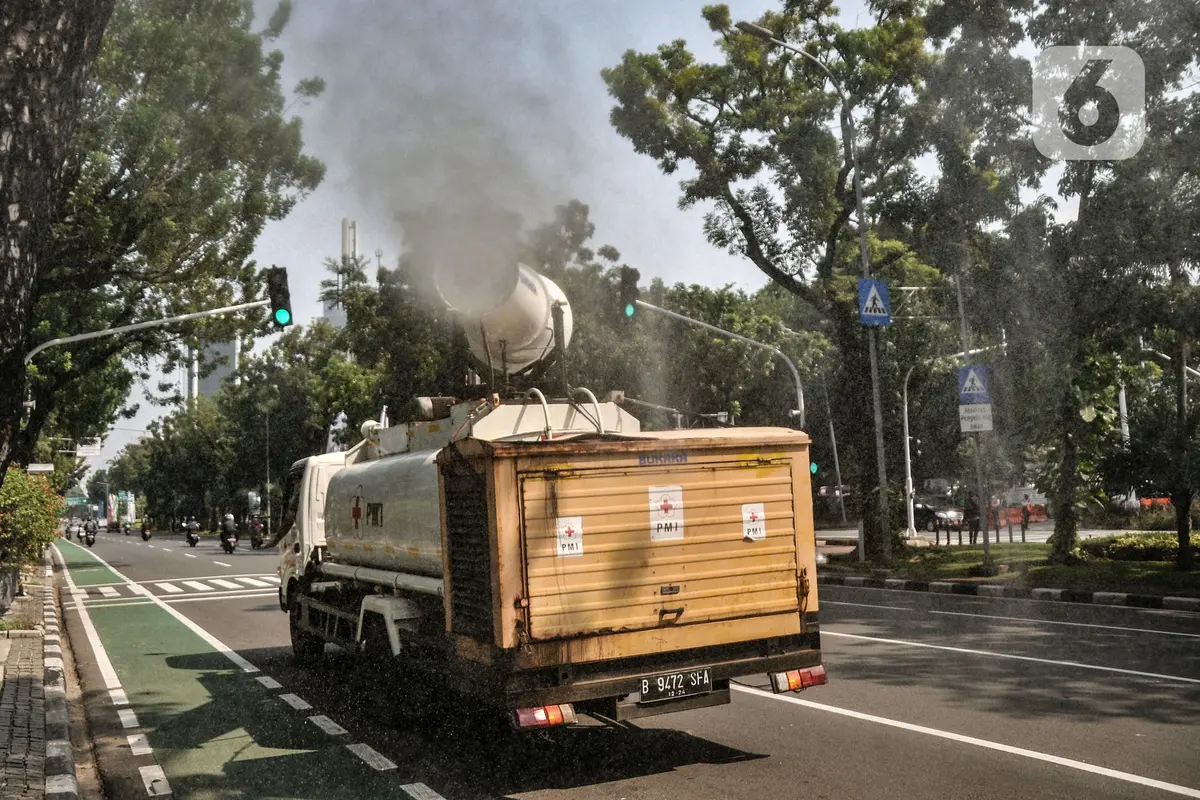 FOTO: PMI Lakukan Penyemprotan Disinfektan Rutin Saat PPKM Darurat