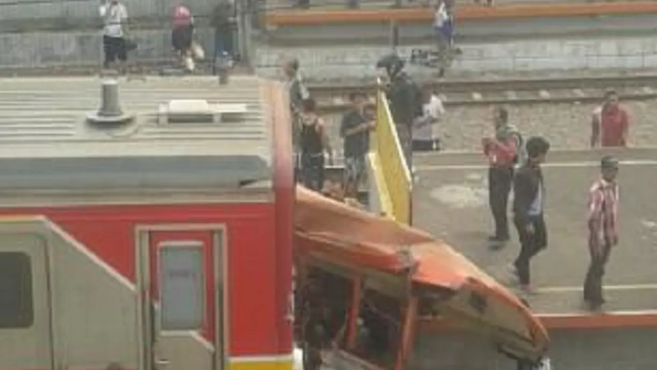 Tabrakan Metro Mini dengan Kereta Commuter Line Muara Angke