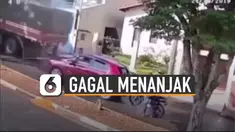 Sebuah truk nampak gagal lewati jalan menanjak, hingga meluncur mundur.