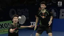 Ganda putra Cina Li Junhui dan Liu Yuchen mengembalikan kok ke arah Mathias Boe dan Carsten Mogensen (Denmark) pada final Indonesia Open 2017 di Jakarta, Minggu (18/6). Ganda putra Cina menang 21-19, 19-21, 21-18. (Liputan6.com/Faizal Fanani)