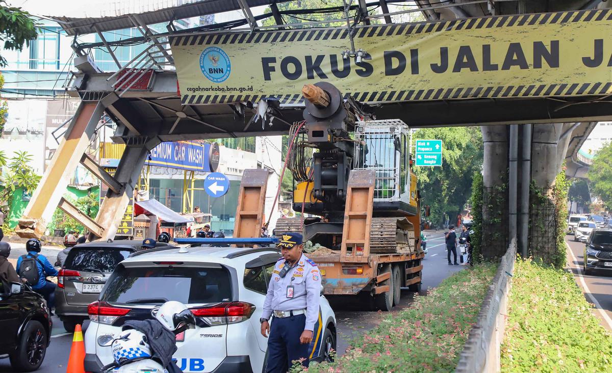 JPO Tendean Nyaris Ambruk Usai Ditabrak Truk Crane